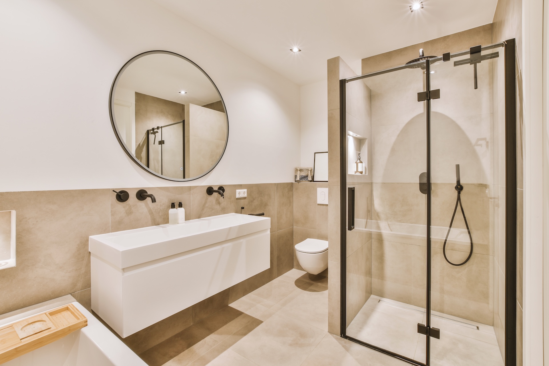 Pintura de baño realizada por Pinturas Oscar Lozada en Cambrils (Tarragona)